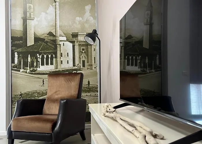 Center House Apartment *